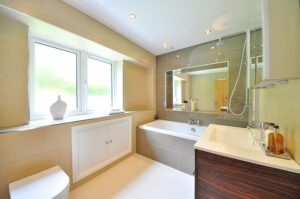 bathroom-1336167_640